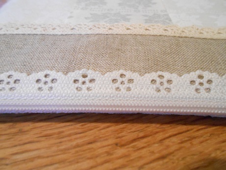 linen-and-lace-zip-pouch-3